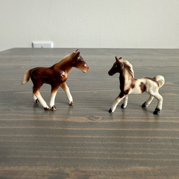 2 tiny vintage ceramic  horses - Picture 3 of 5